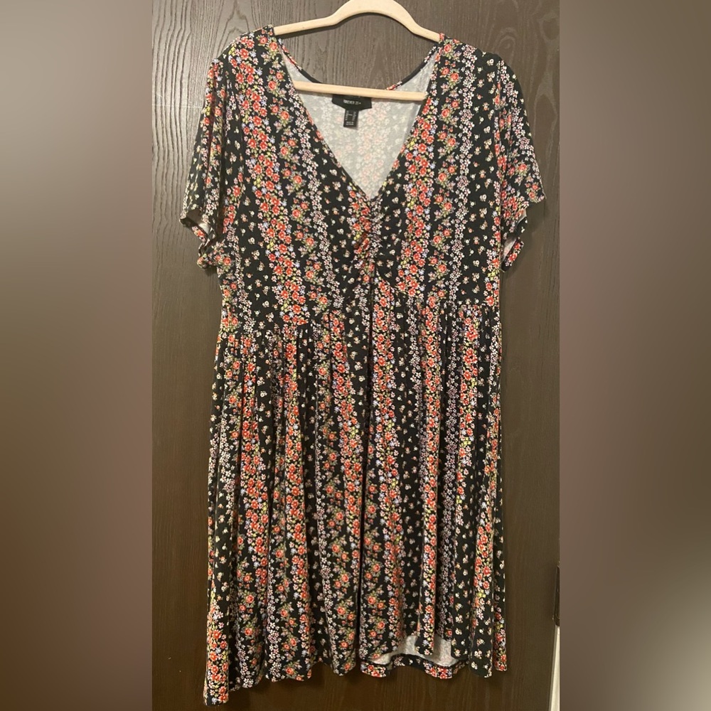 Forever21 floral dress Super stretchy size 2X women’s mid thigh length LIKE NEW
